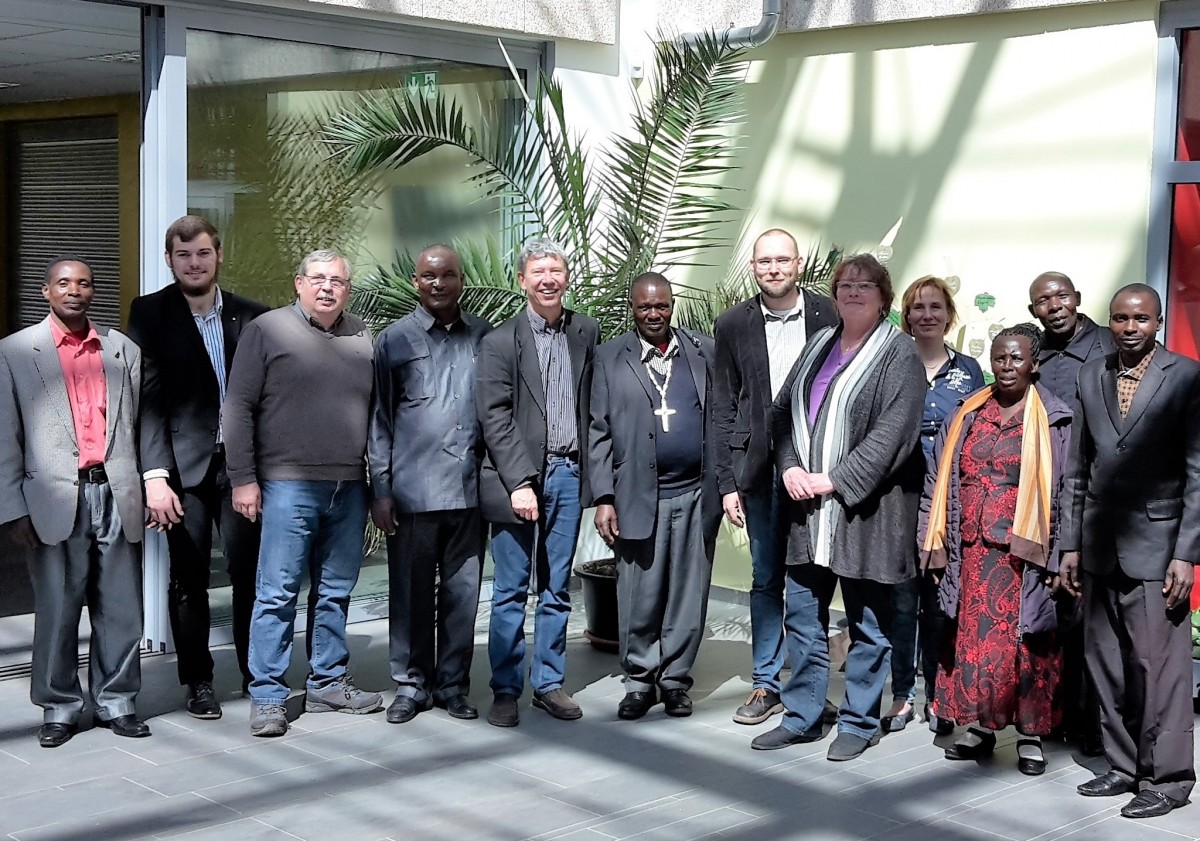 Anlässlich des 25jährigem Jubiläums reiste im April 2010 eine Gemeindegruppe aus dem Pfarrbereich Colbitz nach Tansania. Das Bild entstand anlässlich der Vereinbarung der Partnerschaft mit der Ev. Sekundarschule Haldensleben